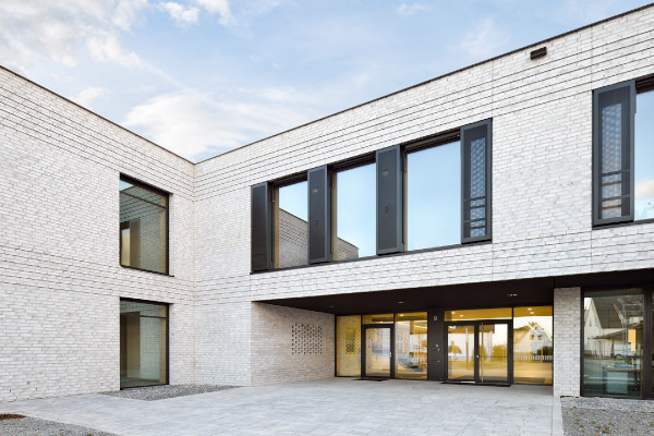03/2021 – Die Edmund-Grom-Grund- und Mittelschule in Hohenroth wurde nach zweijähriger Bauzeit fertiggestellt. Wir wünschen der Schulgemeinschaft viel Freude in ihrem neuen Gebäude!