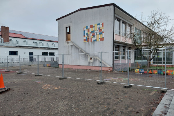 12/2022 – In Vorbereitung für die Neubaumaßnahme der Grundschule und Kindertagesstätte rollen aktuell in der Gemeinde Estenfeld die Abbruchbagger. 
Der Baubeginn ist für Frühjahr 2023 geplant.