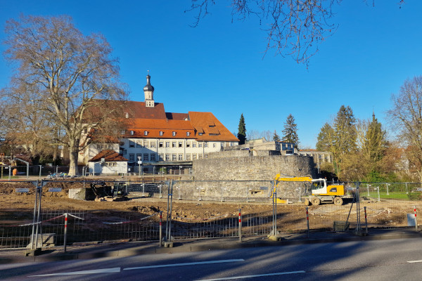 01/2023 – Zu Beginn des neuen Jahres startet unsere Baustelle in Bad Wimpfen mit den Rohbauarbeiten des 1. Bauabschnitts.
Die Baustellenvorbereitungen sind weitestgehend abgeschlossen. Die Fertigstellung des Gebäudes ist für das 4. Quartal 2024 geplant.