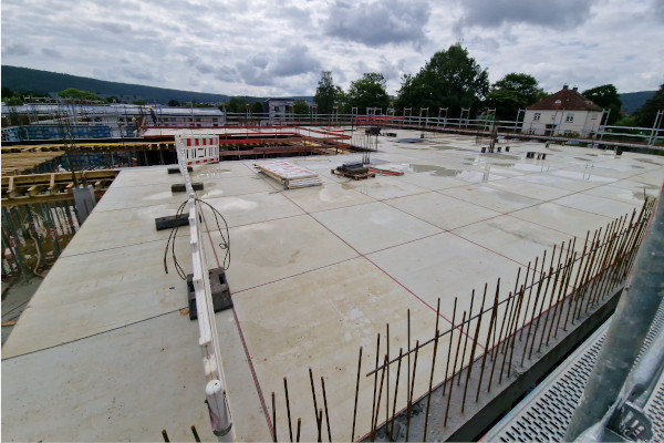 Neubau 1. Bauabschnitt Gerontopsychiatrie Bezirkskrankenhaus Lohr 10/2025 - 
Ende 2024 hat bereits die Baustelle für den Neubau des 1. Bauabschnittes des Gerontophsychiatrischen Zentrums im Bezirksklinikum Lohr begonnen. 
Unser Büro ist für die Umsetzung des Projektes in den Leistungsphasen 6-9 beauftragt. 
Mit einem Investitionsvolumen von rund 40 Mio Euro für den 1. BA wurde der Förderbescheid Ende 2022 bewilligt. 
Die Inbetriebnahme der Einrichtung soll planmäßig im II Quartal 2028 erfolgen.