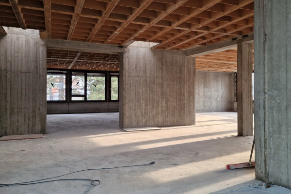 02/2026 - Seit November 2025 wird das Gebäude teilweise zurückgebaut und entkernt. Aktuell wird die Stahlkonstruktion der Mensa erneuert, Betonschneidearbeiten folgen in Kürze.

Die Sanierung des 70er-Jahre-Anbaus läuft voraussichtlich bis Ende 2027 / Anfang 2028. Geplant sind eine umfassende Modernisierung mit neuen Fenstern, Dach- und Fassadenarbeiten, energetischen Verbesserungen sowie der Anschluss an das Fernwärmenetz – bei weitgehend erhaltenem äußeren Erscheinungsbild.