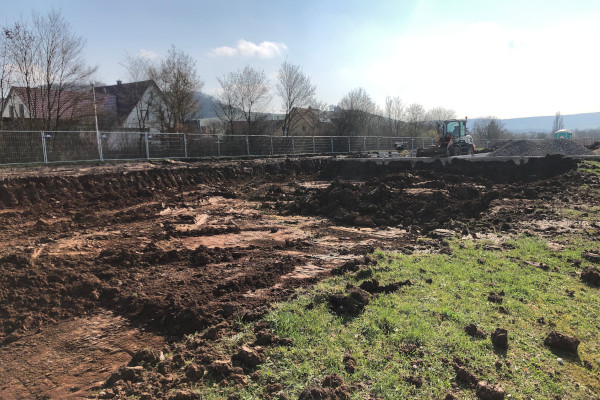 02/2026 - Die Bauarbeiten für die neue Kindertagesstätte in Oberschwarzach haben begonnen. Mit dem Start der Erdarbeiten rollen nun die ersten Bagger an und setzen den offiziellen Baustart um.

Das Gebäude wird als nachhaltiger Holzbau nach KfW-Richtlinie errichtet und zusätzlich nach LCA-Kriterien zertifiziert. Damit wird besonderer Wert auf Energieeffizienz und ökologische Bauweise gelegt.

Die Fertigstellung ist derzeit für das Frühjahr 2028 geplant – dann sollen die ersten Kinder in die neue Kita einziehen.