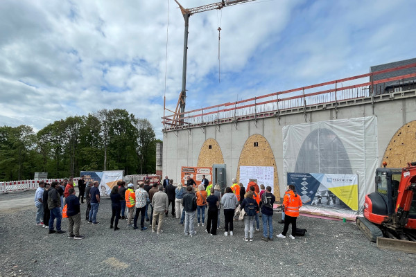 05/2026 - Im Rahmen der Baustellentouren der Bayerischen Ingenieurekammer-Bau fand kürzlich eine Besichtigung des Neubaus der Klosterbrauerei auf dem Kreuzberg statt.

Die Teilnehmer erhielten interessante Einblicke in den aktuellen Baufortschritt, die bautechnischen Herausforderungen sowie die Einbindung des Neubaus in das historische Klosterensemble. Vor Ort wurden zudem die zukünftigen Nutzungen des Gebäudes und die weiteren geplanten Bauabschnitte vorgestellt.

Wir bedanken uns bei allen Teilnehmerinnen und Teilnehmern für das große Interesse und den gelungenen Austausch.