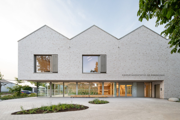 06/2026 - Nach einer ereignisreichen Projektlaufzeit wurde die neue Kindertagesstätte in Grafenrheinfeld an den Bauherrn übergeben. Das Gebäude bietet künftig Platz für 375 Kinder und schafft moderne Räume für Betreuung, Bildung und Begegnung.

Das Projekt war von vielen Meilensteinen, aber auch besonderen Herausforderungen geprägt. Trotz eines während der Bauphase mutwillig verursachten Wasserschadens konnte das Bauvorhaben dank der engagierten Zusammenarbeit aller Projektbeteiligten erfolgreich abgeschlossen werden.

Wir bedanken uns bei allen Projektpartnern für die vertrauensvolle Zusammenarbeit und wünschen den zukünftigen Nutzerinnen und Nutzern einen gelungenen Start in den neuen Räumlichkeiten.